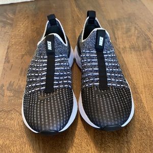 Nike Women’s React Phantom Run Flyknit 2 Size 7